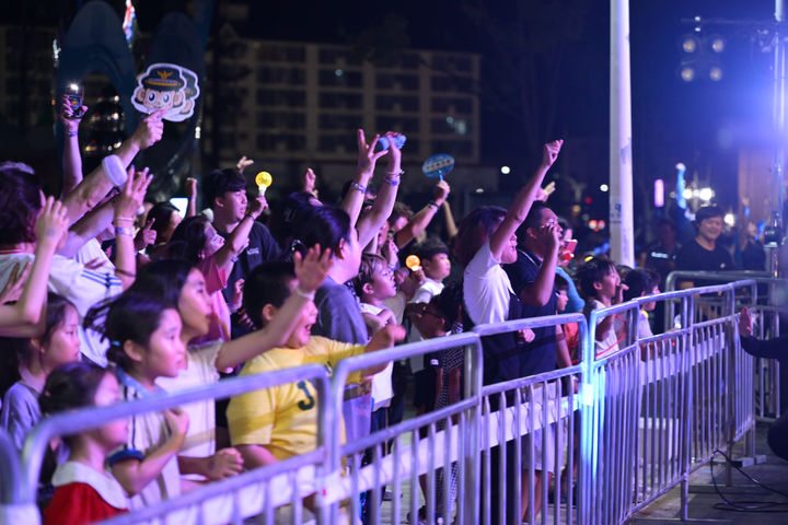 [거제=뉴시스] 신정철 기자= 경남 거제시 장승포항의 여름밤이 맥주와 음악으로 ‘후끈’ 달아올랐다. 사진은 지난 29~30일 거제 장승포항 수변공원에서 열린 ‘2025 거제맥주축제’가 시원한 맥주와 다채로운 공연이 어우러져 시민과 관광객에게 즐거움을 선사했다.(사진=거제해양관광개발공사 제공).2025.08.31. photo@newsis.com *재판매 및 DB 금지