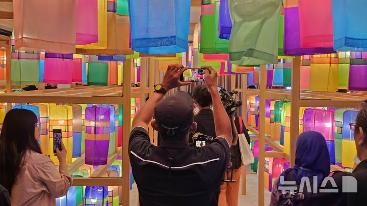 [진주=뉴시스]진주시, ‘한국의 빛-진주실크등’, 인도네시아에서 불 밝혀.(사진=진주시 제공).2025.08.31.photo@newsis.com *재판매 및 DB 금지