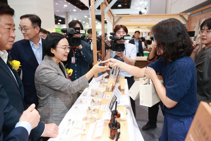 [서울=뉴시스]9월 동행축제 개막행사에 참가한 한성숙(왼쪽 세번째) 중소벤처기업부 장관.(사진=중소벤처기업부 제공) 2025.08.31. photo@newsis.com *재판매 및 DB 금지