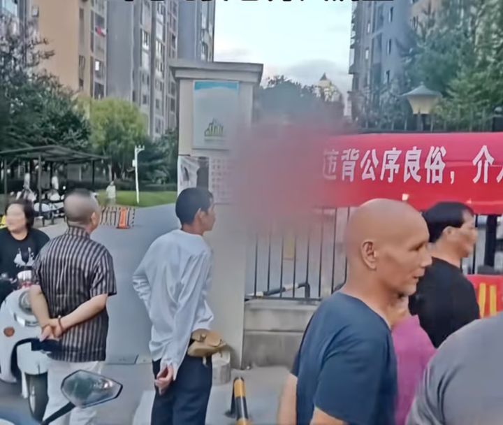 [뉴시스] 중국 중부 후난성 창사의 한 주거 단지 울타리에 절친이 자신의 남편과 바람을 피웠다는 내용의 현수막이 내걸린 모습. (사진=두인) 2025.8.31 *재판매 및 DB 금지