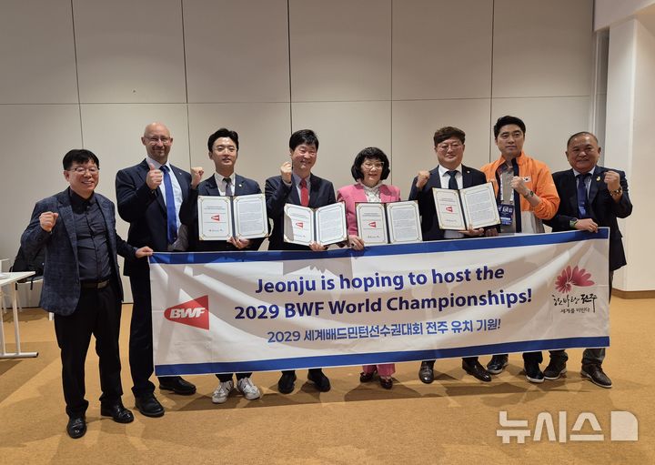 [전주=뉴시스]윤난슬 기자 = 윤동욱 전주 부시장을 비롯한 전주시 대표단은 지난 25일부터 31일까지 프랑스 파리 아디다스 아레나에서 열린 '2025 세계배드민턴선수권대회' 현장을 찾아 홍보활동을 집중적으로 펼쳤다고 밝혔다. (사진=전주시 제공) photo@newsis.com