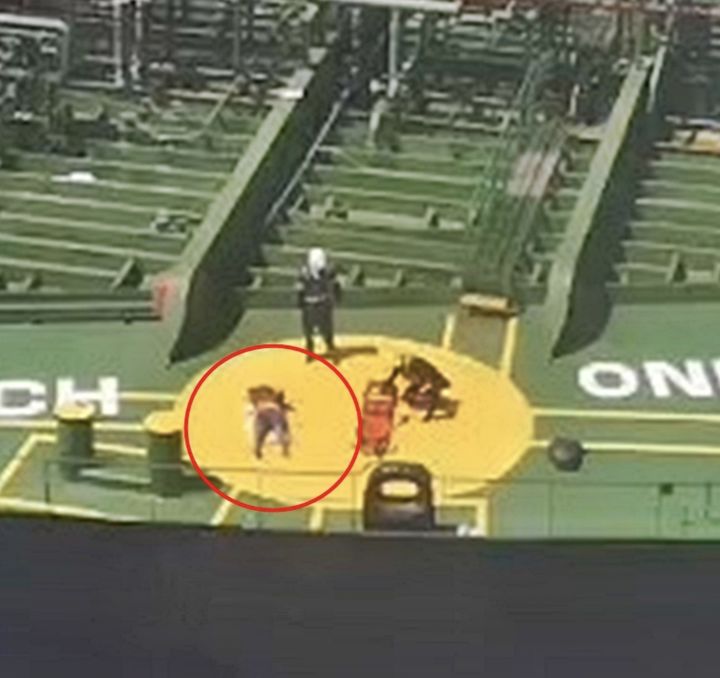 [서울=뉴시스] 아프리카 연안에서 파도에 휩쓸려 실종된 23세 잠수부가 2일 만에 154㎞ 떨어진 스페인 해상에서 발견됐다. 사진은 당시 상선 위로 구조된 잠수부의 모습. (사진 = 더선 캡처) 2025.08.31. *재판매 및 DB 금지