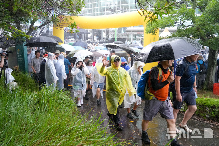 [서귀포=뉴시스] 제주도 소상공인연합회에서 주관한 '제1회 전국 소상공인 한마음 걷기대회'가 31일 제주국제컨벤션센터(ICC) 일대에서 개최됐다. 사진은 우비를 챙겨 입은 참가자들이 걸어가는 모습. (사진=제주도 제공) 2025.08.31. photo@newsis.com *재판매 및 DB 금지