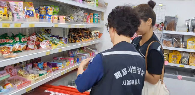 [서울=뉴시스] 불법 수입 식품 확인 현장. 2025.09.01. (사진=서울시 제공) *재판매 및 DB 금지
