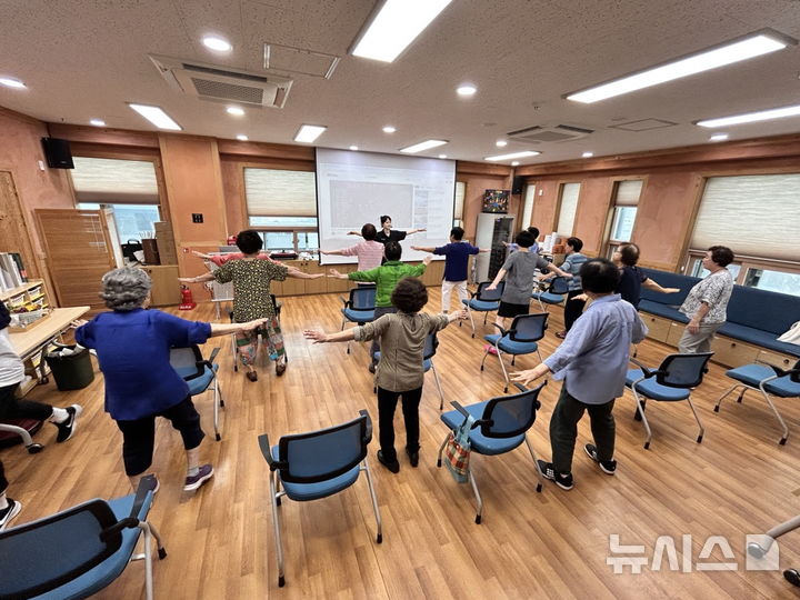 [시흥=뉴시스] 시흥시 치매안심센터 '체력증진 치매예방교실' 운영 현장. (사진=시흥시 제공).2025.08.31. photo@newsis.com 