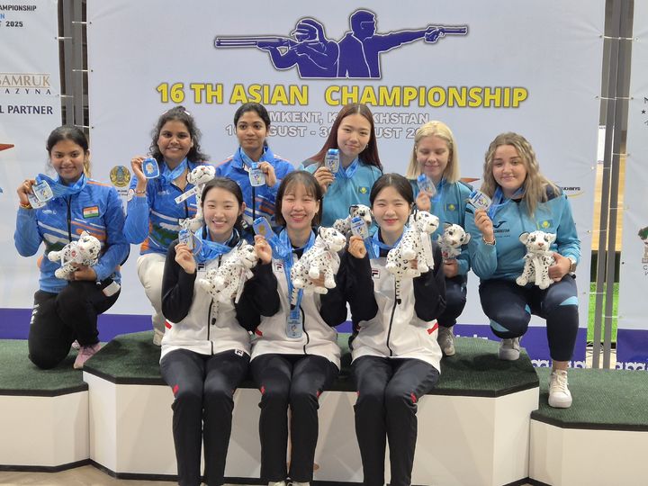 [서울=뉴시스] 제16회 아시아사격선수권대회 50m 소총복사 여자 단체전에서 우승한 한국 사격. 아랫줄 왼쪽부터 임하나, 이은서, 김제희. (사진=대한사격연맹 제공) *재판매 및 DB 금지