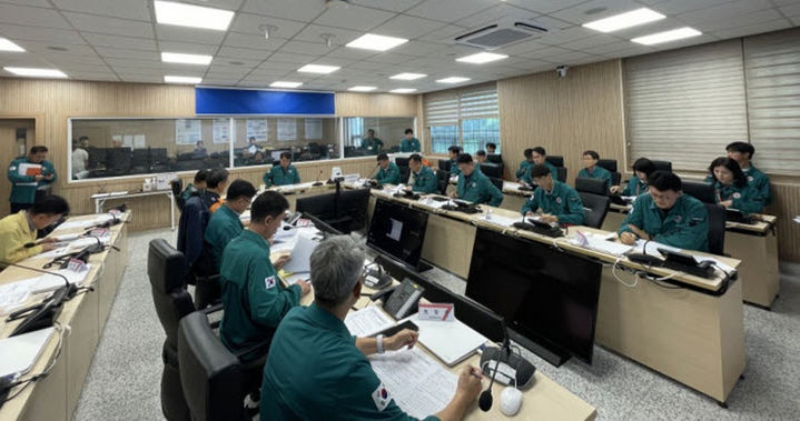 [춘천=뉴시스] 31일 강원특별자치도(도지사 김진태)는 지난 30일 강릉시 가뭄 재난사태 선포 관련, 31일 오후 여중협 행정부지사 주재로 강릉시 가뭄 대책 회의를 개최했다고 밝혔다. 강원특별자치도 제공. *재판매 및 DB 금지