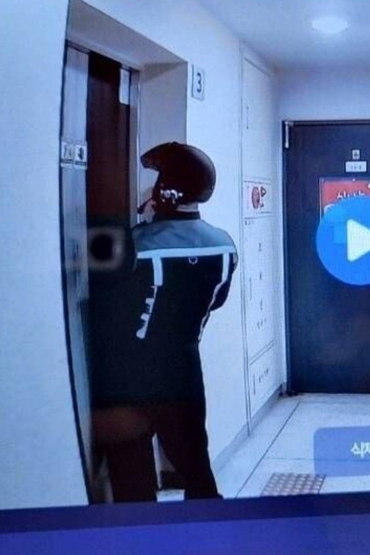 [뉴시스] 엘리베이터 앞에서 소변을 보는 배달기사의 모습. (사진=보배드림 캡처) 2025.8.31 *재판매 및 DB 금지