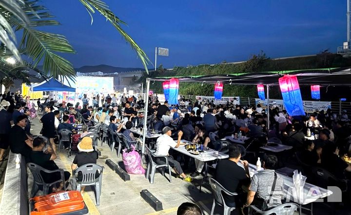 [포항=뉴시스] 송종욱 기자 = 포항시 남구 동해면은 개발자문위원회·동해향토청년회와 막걸리 전통을 계승하고 지역 문화 발전을 위해 지난 30일 도구해수욕장에서 '제1회 동해면 막걸리 축제'를 성황리에 개최했다. 사진은 막걸리 축제 모습. (사진=포항시 제공) 2025.08.31. photo@newsis.com