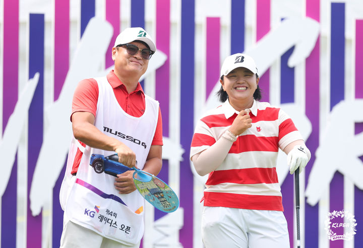 31일 열린 한국여자프로골프(KLPGA) 투어 KG 레이디스 오픈(총상금 10억원) 최종 3라운드에서 웃고 있는 신다인(오른쪽). 2025.08.31. (사진=KLPGA 제공) *재판매 및 DB 금지