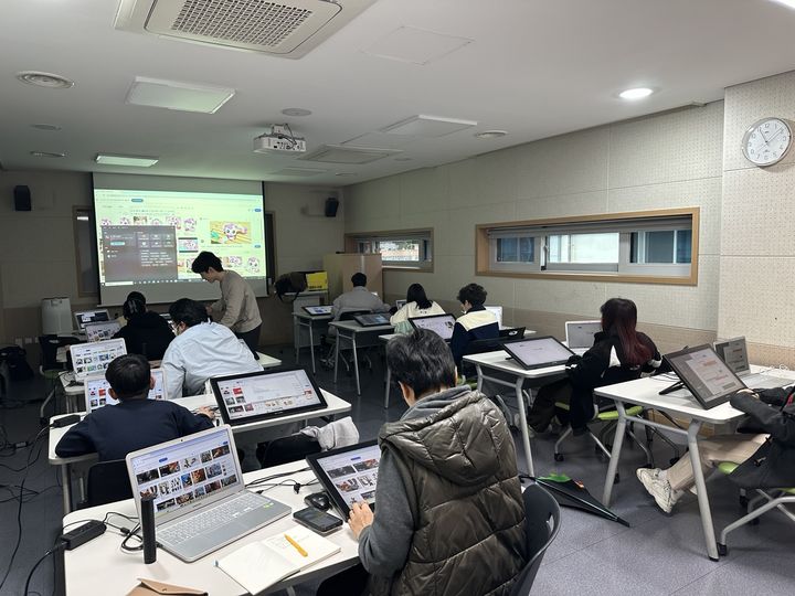 [대구=뉴시스] 대구 대현도서관 웹툰 창작 프로그램 운영 모습. (사진=행복북구문화재단 제공) 2025.08.31. photo@newsis.com *재판매 및 DB 금지