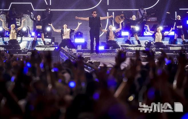 참고사진=[인천=뉴시스] 정병혁 기자 = 가수 싸이가 17일 인천 서구 인천아시아드주경기장에서 열린 흠뻑쇼에서 공연을 펼치고 있다. 2024.08.17. jhope@newsis.com