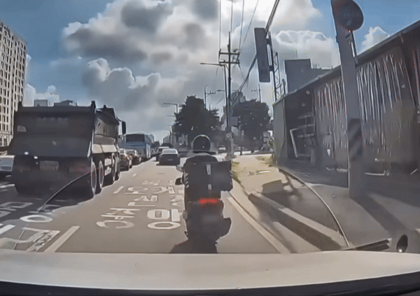 [서울=뉴시스] 급하게 끼어든 오토바이에 경적을 울렸다가 보복성 서행 운전을 당해 불편을 겪었다는 한 운전자의 사연이 제보를 통해 알려졌다. (사진 = '한문철 TV' 유튜브 갈무리) 2025.08.31. *재판매 및 DB 금지