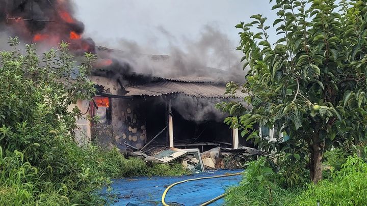 [고창=뉴시스] 31일 낮 12시52분께 전북 고창군 대산면의 한 단독주택에서 불이 나 불길이 타오르고 있다. (사진=전북도소방본부 제공) 2025.08.31. photo@newsis.com *재판매 및 DB 금지
