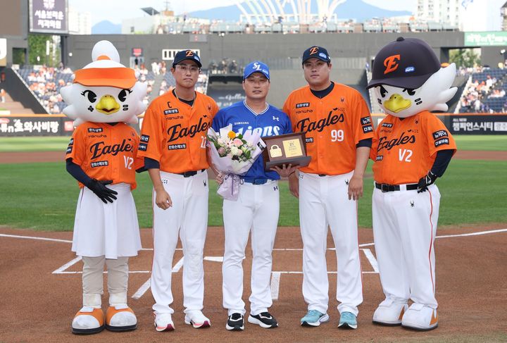 31일 대전 한화생명볼파크에서 열린 은퇴 투어 행사에서 황금 자물쇠와 꽃다발을 받은 삼성 라이온즈의 오승환(가운데). 2025.08.31. (사진=삼성 제공) *재판매 및 DB 금지