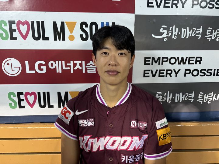 [서울=뉴시스]신유림 기자=프로야구 키움 히어로즈의 주축 내야수 송성문이 31일 잠실구장에서 열린 2025 신한 쏠뱅크 KBO리그 LG 트윈스와의 경기에 1번 타자 3루수로 선발 출전해 4타수 2안타 1타점 3득점 1도루를 기록한 뒤, 수훈 인터뷰를 마치고 사진을 찍고 있다. 2025.08.31. spicy@newsis.com *재판매 및 DB 금지