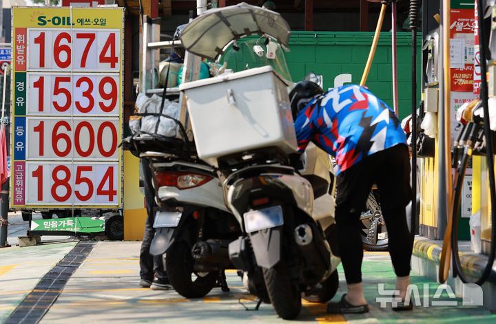 [서울=뉴시스] 이영환 기자 = 31일 오전 서울 시내의 한 주유소에 유가 정보가 표시되어 있다. 2025.08.31. 20hwan@newsis.com