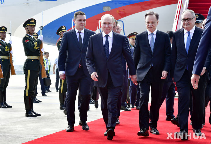 [신화=AP/뉴시스]블라디미르 푸틴 러시아 대통령이 31일 상하이협력기구(SCO) 개최지인 중국 톈진에 도착해 레드카펫을 밟고 있다. 2025.08.31.