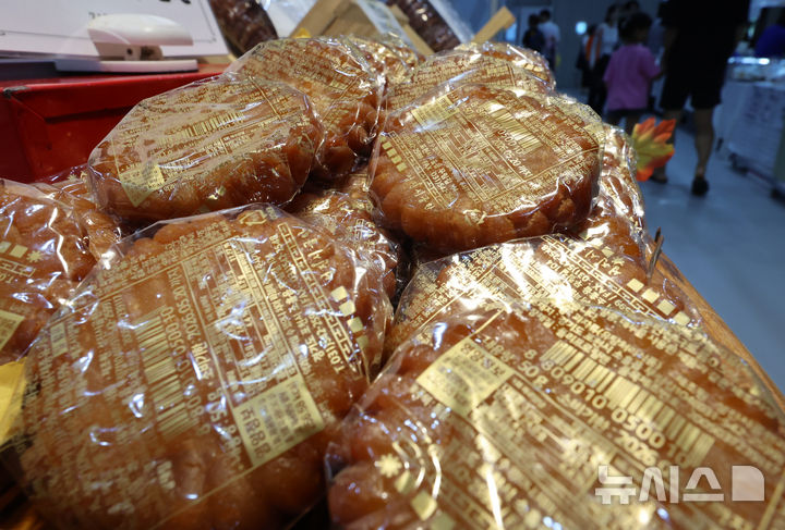 [서울=뉴시스] 이영환 기자 = 서울 강서구 코엑스 마곡에서 열린 K-푸드페스타에서 약과가 판매되고 있다. 2025.08.31. 20hwan@newsis.com