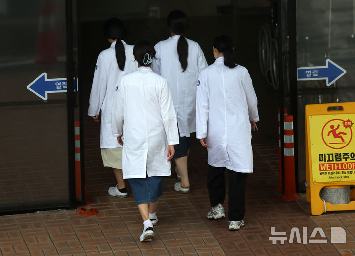 [서울=뉴시스] 조성우 기자 = 검찰이 윤석열 정부의 의대 증원 정책 발표 이후 사직 행렬에 불참한 전공의 명단을 뿌린 의료계 관계자들을 약식기소했다. 사진은 서울 시내 병원. 2026.07.24. xconfind@newsis.com