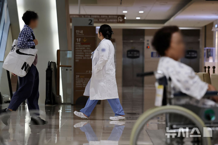 [서울=뉴시스] 조성우 기자 = 서울 시내의 대학병원에서 의료진이 이동하고 있다. 2025.08.31. xconfind@newsis.com