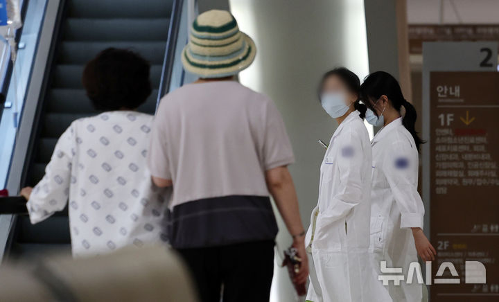 [서울=뉴시스] 조성우 기자 = 서울 시내의 대학병원에서 환자와 의료진이 이동하고 있다. 2025.08.31. xconfind@newsis.com