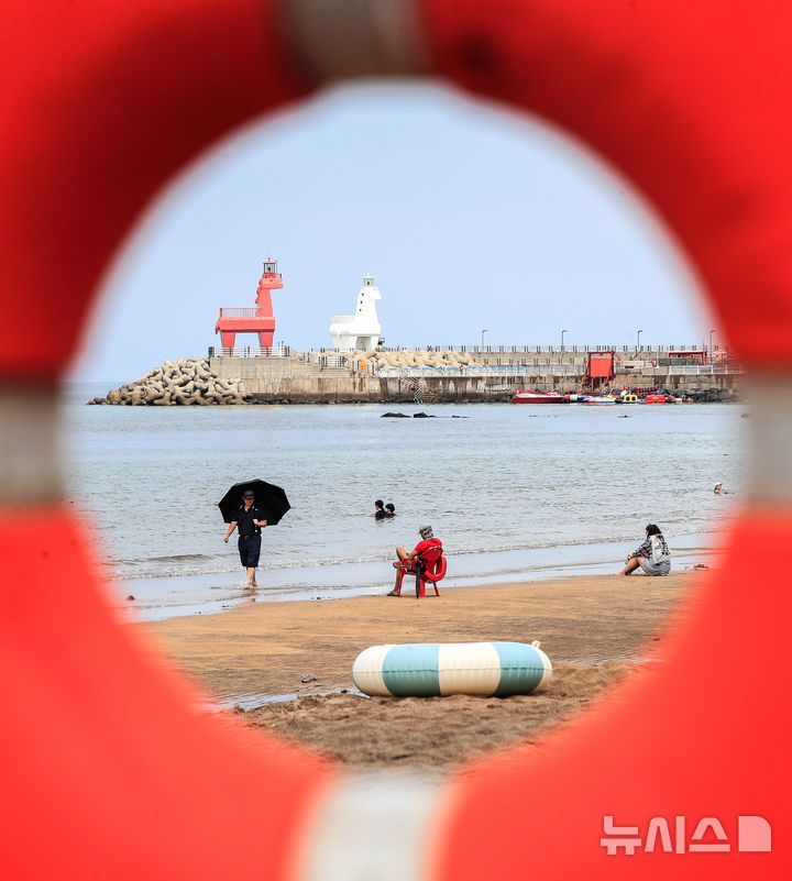 [제주=뉴시스] 우장호 기자 = 제주시 이호테우해숙장이 평소 주말보다 찾는 이가 없어 한산한 모습을 보이고 있다. 2025.08.31. woo1223@newsis.com