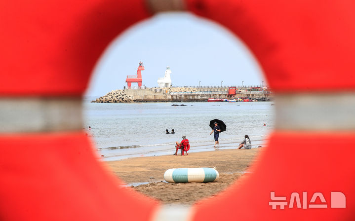 [제주=뉴시스] 우장호 기자 = 제주 도내 12개 지정해수욕장이 폐장하는 31일 오후 제주시 이호테우해숙장이 평소 주말보다 찾는 이가 없어 한산한 모습을 보이고 있다. 2025.08.31. woo1223@newsis.com