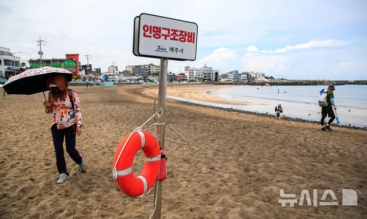 [제주=뉴시스] 우장호 기자 = 제주 도내 12개 지정해수욕장이 폐장하는 31일 오후 제주시 이호테우해숙장이 평소 주말보다 찾는 이가 없어 한산한 모습을 보이고 있다. 2025.08.31. woo1223@newsis.com