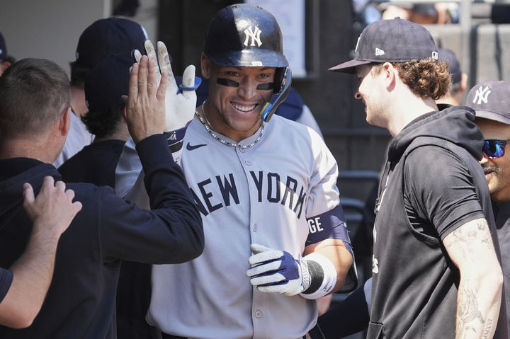 [시카고=AP/뉴시스] 뉴욕 양키스의 애런 저지가 지난달 31일(현지 시간) 미 일리노이주 시카고의 개런티드 레이트 필드에서 열린 2025 메이저리그 시카고 화이트삭스와의 경기 1회 초 1점 홈런(시즌 43호)을 치고 있다. 저지는 5타수 3안타(1홈런) 1타점 2득점으로 활약했으나 양키스는 2-3으로 패했다. 2025.09.01.