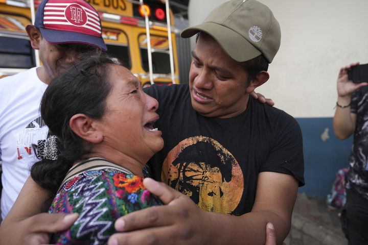 [과테말라시티=AP/뉴시스] 미국에서 추방되어 8월 31일 귀국한 청소년 이민 에드윈 오소리오 로페스(오른쪽)기 8월 31일 과테말라이 라 아우로라 국제공항에서 어머니와 다시 만나 울고 있다. 2025. 09.01.&nbsp; 