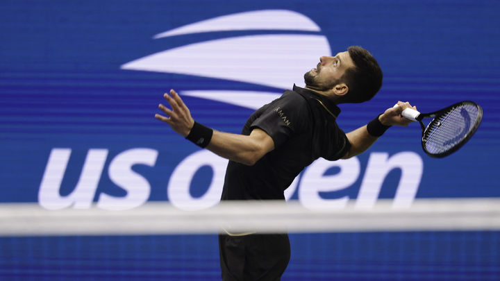 [뉴욕=AP/뉴시스] 노바크 조코비치(7위·세르비아)가 지난달 31일(현지 시간) 미국 뉴욕의 빌리진킹 내셔널 테니스 센터에서 열린 US 오픈 남자 단식 16강전에서 얀 레나드 스트루프(144위·독일)와 경기하고 있다. 조코비치가 3-0(6-3 6-3 6-2)으로 승리하고 8강에 올랐다. 2025.09.01.