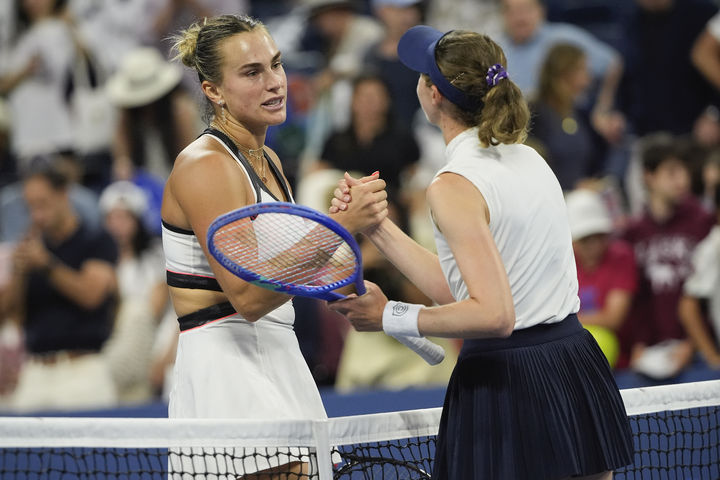 [뉴욕=AP/뉴시스] 아리나 사발렌카(1위·벨라루스, 왼쪽)가 지난달 31일(현지 시간) 미국 뉴욕의 빌리진킹 내셔널 테니스 센터에서 열린 US 오픈 여자 단식 16강전에서 크리스티나 북샤(95위·스페인)를 물리친 후 인사를 나누고 있다. 2연패를 노리는 사발렌카가 2-0(6-1 6-4)으로 승리하고 8강에 올랐다. 2025.09.01.