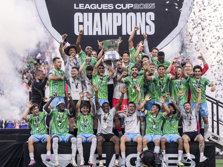 [시애틀=AP/뉴시스] 시애틀 사운더스 선수들이 지난달 31일(현지 시간) 미 워싱턴주 시애틀 루멘 필드에서 열린 2025 리그스컵 정상에 올라 트로피를 들어 올리며 환호하고 있다. 시애틀은 결승전에서 리오넬 메시가 침묵한 인터 마이애미를 3-0으로 꺾고 우승을 차지했다. 2025.09.01.