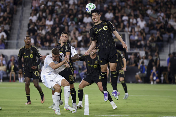 [로스앤젤레스=AP/뉴시스] 로스앤젤레스(LA) FC의 손흥민(오른쪽)이 지난달 31일(현지 시간) 미 캘리포니아주 LA의 BMO 스타디움에서 열린 2025 MLS 29라운드 샌디에이고 FC와 경기 중 공중 볼을 처리하고 있다. 2025.09.01.