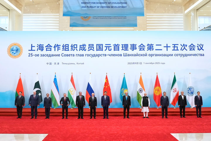 [톈진=AP/뉴시스] ﻿﻿중국과 러시아가 주도하는 다자 안보협의체인 상하이협력기구(SCO)가 이란에 대한 미국과 이스라엘의 무력 공격과 중동 정세 악화와 관련해 국제사회의 즉각적인 대응을 촉구했다. 사진은 지난해 9월1일 SCO 정상들이 기념사진을 촬영하는 모습. 2026.03.04