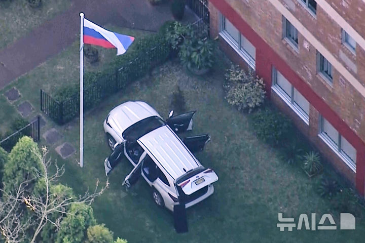 [AP/뉴시스] 비디오 촬영 사진으로 1일 호주 시드니 소재 러시아 영사관 안으로 그냥 직진 통과했던 차량이 잔디밭에 멈춰 서있다