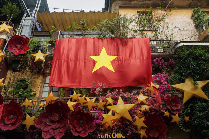 [하노이=AP/뉴시스] 1일(현지 시간) 베트남 하노이 구시가지의 한 건물 난간에 대형 베트남 국기가 걸려 있다. 베트남은 제80주년 독립기념일(2일)을 맞아 지난달 30일부터 나흘간의 연휴에 들어간 바 있다. 베트남은 호찌민 주석이 1945년 9월 2일 하노이 바딘 광장에서 프랑스로부터의 독립을 선언하고 베트남 민주공화국(베트남사회주의공화국) 수립을 선포했다. 2025.09.01.