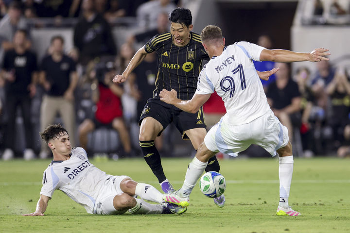 [로스앤젤레스=AP/뉴시스] 로스앤젤레스(LA) FC의 손흥민이 지난달 31일(현지 시간) 미 캘리포니아주 LA의 BMO 스타디움에서 열린 2025 MLS 29라운드 샌디에이고 FC와 경기 중 공을 다투고 있다. 홈경기에 첫 선발 출전한 손흥민은 공격 포인트를 올리진 못했으며 LA FC는 1-2로 역전패했다. 2025.09.01.