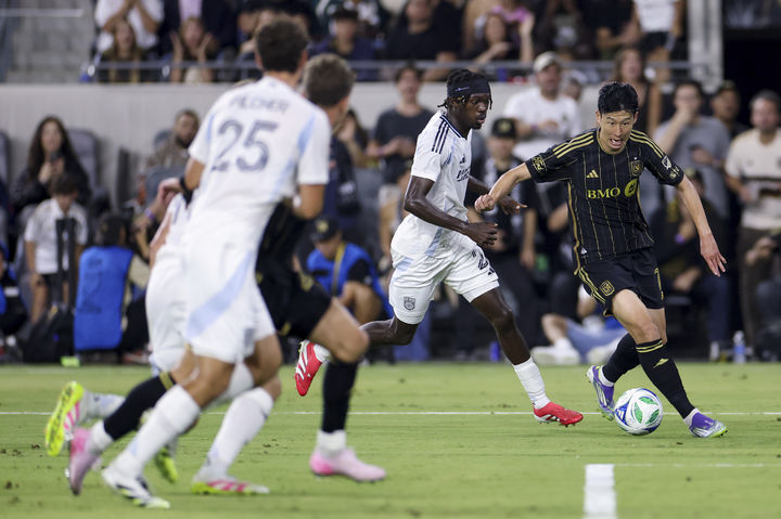 [로스앤젤레스=AP/뉴시스] 로스앤젤레스(LA) FC의 손흥민(오른쪽)이 지난달 31일(현지 시간) 미 캘리포니아주 LA의 BMO 스타디움에서 열린 2025 MLS 29라운드 샌디에이고 FC와 경기 중 공을 다투고 있다. 홈경기에 첫 선발 출전한 손흥민은 공격 포인트를 올리진 못했으며 LA FC는 1-2로 역전패했다. 2025.09.01.