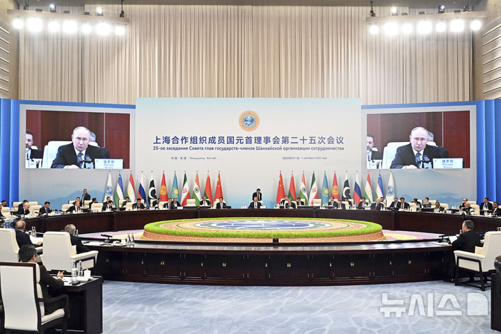 [톈진=AP/뉴시스] 1일 톈진에서 열린 상하이협력기구(SCO) 정상회의 격인 '회원국원수이사회'에서 블라디미르 푸틴 러시아 대통령이 발언하고 있다. 2025.09.01.