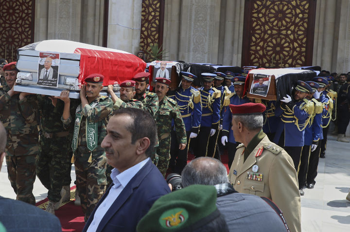 [사나=AP/뉴시스] 9월1일 예멘 사나 샤브 모스크에서 이스라엘군 표적 공습으로8월 28일 살해 당한 후티 반군 정부의 아흐메드 알라하위 총리와 다른 관리들의 장례식이 열려 의장대가 이들의 관을 운구하고 있다. 2025.09.28.
