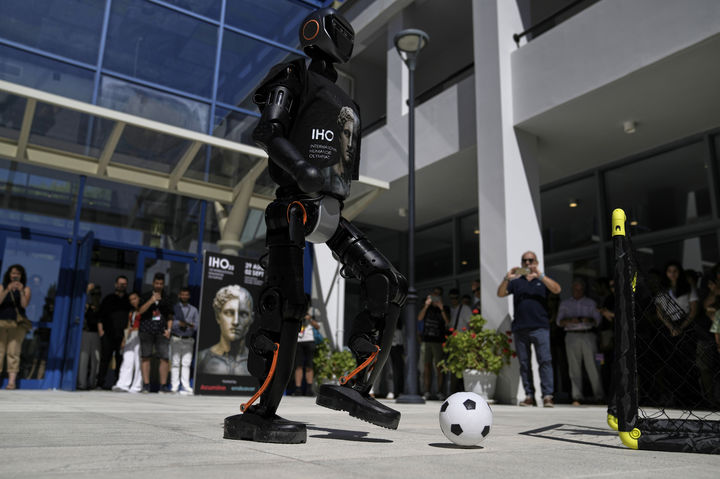 [올림피아=AP/뉴시스] 1일(현지 시간) 그리스 올림피아의 올림픽 아카데미에서 열린 제1회 국제 휴머노이드 올림피아드에서 부스터 T1 로봇이 축구를 하고 있다. 2025.09.02.