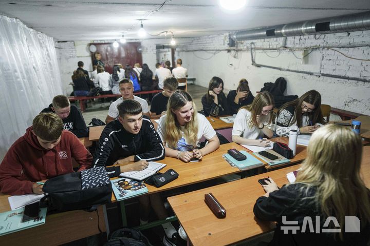 [보브릭=AP/뉴시스] 1일(현지 시간) 우크라이나 수미주 보브릭에서 학생들이 새 학기 첫날 시청사 지하에 마련된 교실에서 수업하고 있다. 이곳 학교는 이어지는 공습경보로 인해 지하에서 수업을 진행하고 있다. 2025.09.02.