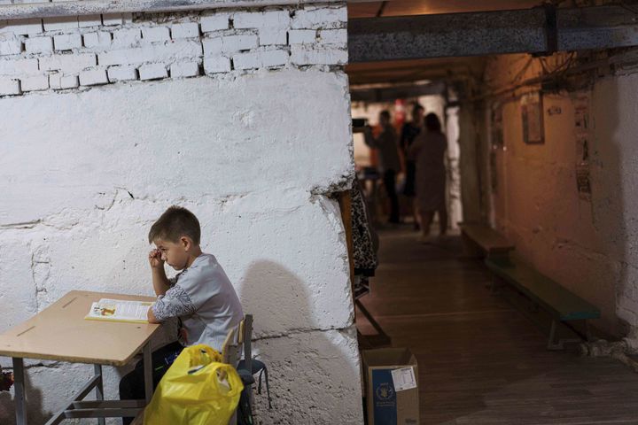 [보브릭=AP/뉴시스] 1일(현지 시간) 우크라이나 수미주 보브릭에서 어린이들이 새 학기 첫날 시청사 지하에 마련된 교실에서 수업하고 있다. 이곳 학교는 이어지는 공습경보로 인해 지하에서 수업을 진행하고 있다. 2025.09.02.