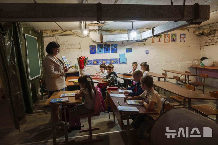 [보브릭=AP/뉴시스] 1일(현지 시간) 우크라이나 수미주 보브릭에서 학생들이 새 학기 첫날 시청사 지하에 마련된 교실에서 수업하고 있다. 이곳 학교는 이어지는 공습경보로 인해 지하에서 수업을 진행하고 있다. 2025.09.02.