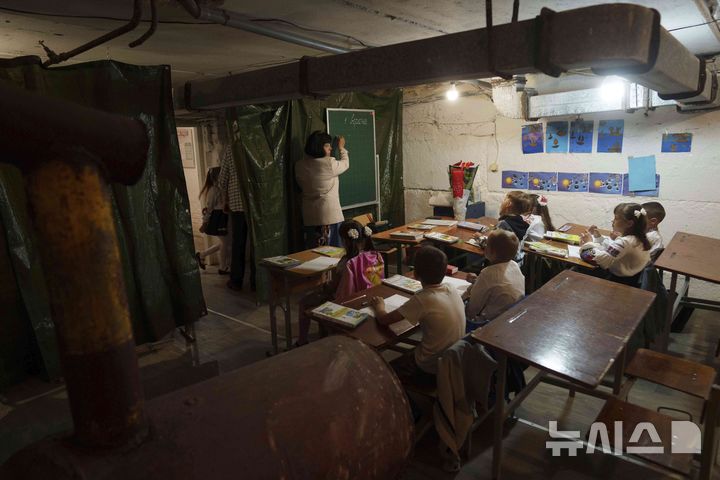 [보브릭=AP/뉴시스] 1일(현지 시간) 우크라이나 수미주 보브릭에서 학생들이 새 학기 첫날 시청사 지하에 마련된 교실에서 수업하고 있다. 이곳 학교는 이어지는 공습경보로 인해 지하에서 수업을 진행하고 있다. 2025.09.02.