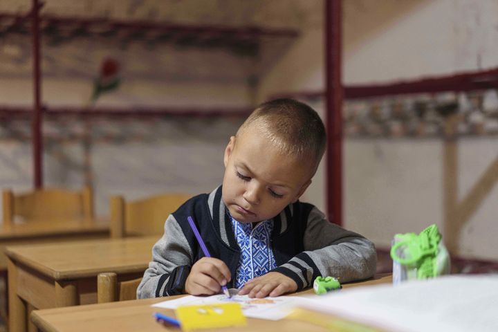 [보브리크=AP/뉴시스] 1일(현지 시간) 우크라이나 수미주 보브리크에서 한 어린이가 새 학기 첫날 시청사 지하에 마련된 교실에서 수업하고 있다. 이곳 학교는 이어지는 공습경보로 인해 지하에서 수업을 진행하고 있다. 2025.09.02.