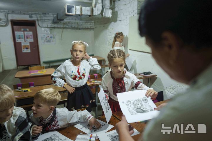 [보브릭=AP/뉴시스] 1일(현지 시간) 우크라이나 수미주 보브릭에서 학생들이 새 학기 첫날 시청사 지하에 마련된 교실에서 수업하고 있다. 이곳 학교는 이어지는 공습경보로 인해 지하에서 수업을 진행하고 있다. 2025.09.02.