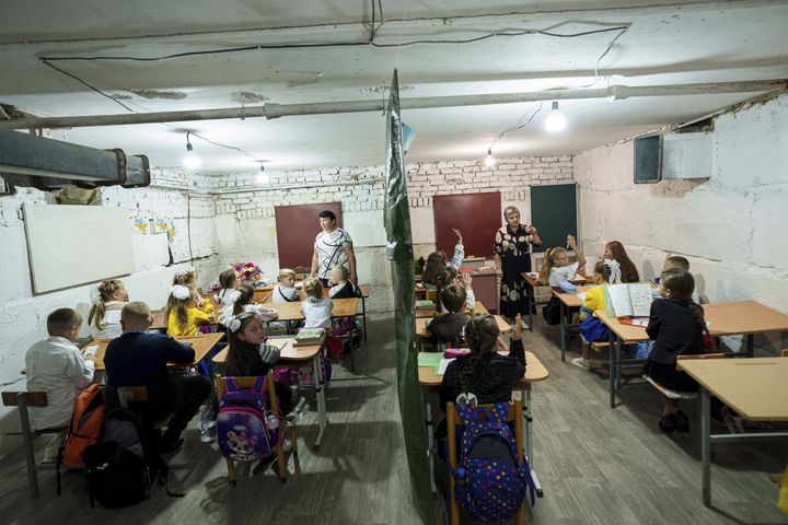 [보브릭=AP/뉴시스] 1일(현지 시간) 우크라이나 수미주 보브릭에서 학생들이 새 학기 첫날 시청사 지하에 마련된 교실에서 비닐 가림막을 사이에 두고 수업하고 있다. 이곳 학교는 이어지는 공습경보로 인해 지하에서 수업을 진행하고 있다. 2025.09.02.